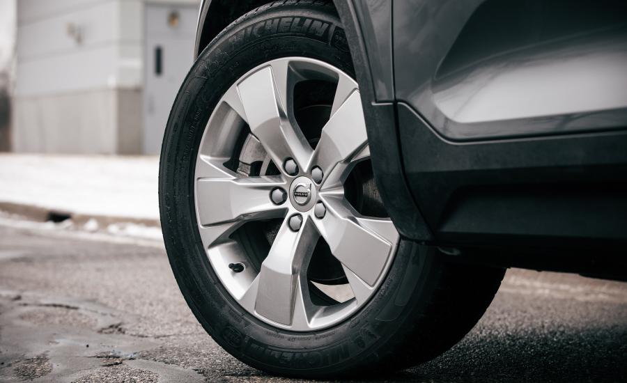 Колеса Volvo XC40 T4 Momentum 2018 года  (NA) (фото 30 из 36)